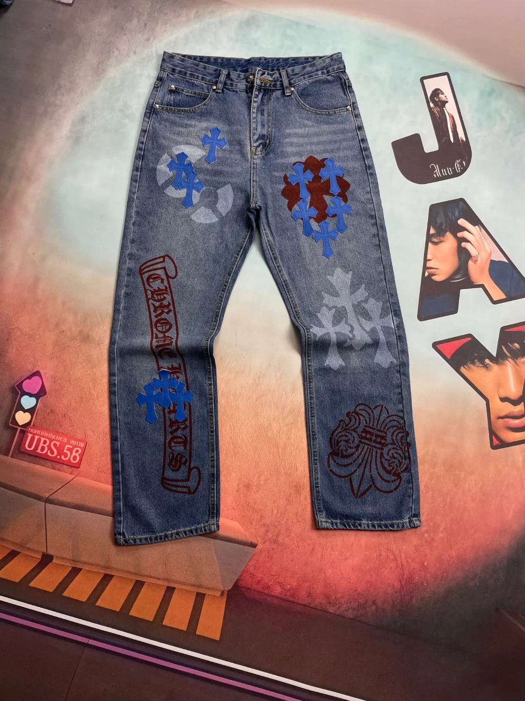 🅿️280 🔘Style No.-KL135 🔘Cro Heart𝐂𝐡𝐫𝐨𝐦𝐞 𝐇𝐞𝐚𝐫𝐭 Sanskrit limited edition graffiti printed cross patch leather jeans* These pants are unique in the selection of fabrics, using thick beaded canvas, which is inherently tough and textured. Subsequently, it undergoes heavy washing. This complex process is like casting magic on the fabric. After being put on the body, it not only feels softer to the touch, but also presents a richer and unique texture. The texture soars straight up, and you can feel its extraordinary quality every time you touch it. At the same time, the washed beaded canvas has excellent breathability. No matter when you wear it, you will never feel hot and stuffy, and you will always stay dry and comfortable. In terms of pattern design, the pants use three-dimensional cutting technology. This is not an ordinary cutting method, but an all-round and precise cutting based on the shape changes of the human body in various postures. As a result, the trousers are exceptionally tall and straight, and can perfectly fit the leg lines. Whether standing upright or walking freely, they can show a neat and cool posture, greatly modify the leg shape, and highlight the elegance of the wearer. The details highlight the high quality and unique charm of these pants. The hardware is customized from ZP. Its quality is extraordinary, its glossiness and durability are far superior to ordinary hardware. Every buckle is smooth and smooth, and it will not fade or wear out after long-term use. The customized small leather label is uniquely designed. It is a small piece of leather label, but it incorporates the designer's ingenuity. The patterns and textures on it are exquisite and delicate, highlighting the high-end tone of the brand. The workmanship of the trousers is exquisite, and every line is neatly and carefully arranged. Whether it is the trousers seam, splicing, or pocket edges, they are all handled extremely well. From the overall design to the details, they adhere to the concept of simplicity and elegance, showing the beauty of the details vividly.  Size: S M L XL (28.30.32.34) Color: Blue